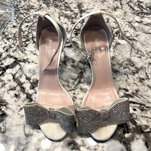 Late spade diamond bow shoe white ivory